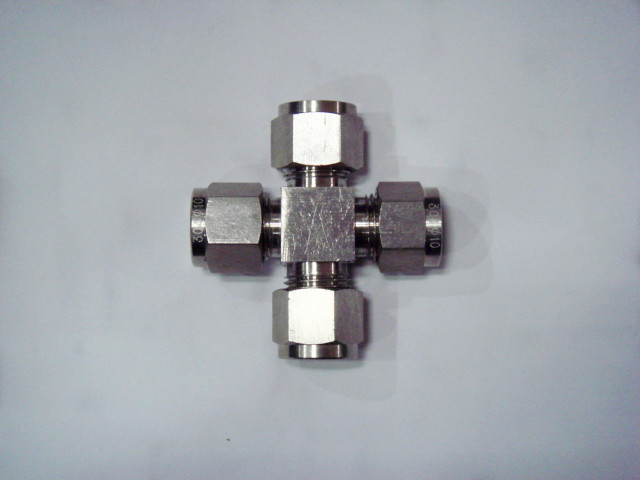 卡套四(si)通接頭