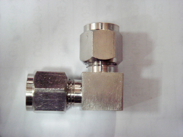 卡(ka)套彎頭中(zhong)間接頭