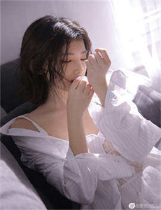 黑客档案-美女扒开双腿让男人捅